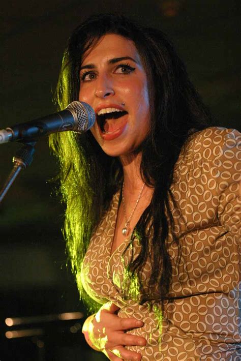 The Magical Connection Between Amy Winehouse and Poetry: Analyzing Her Lyrics